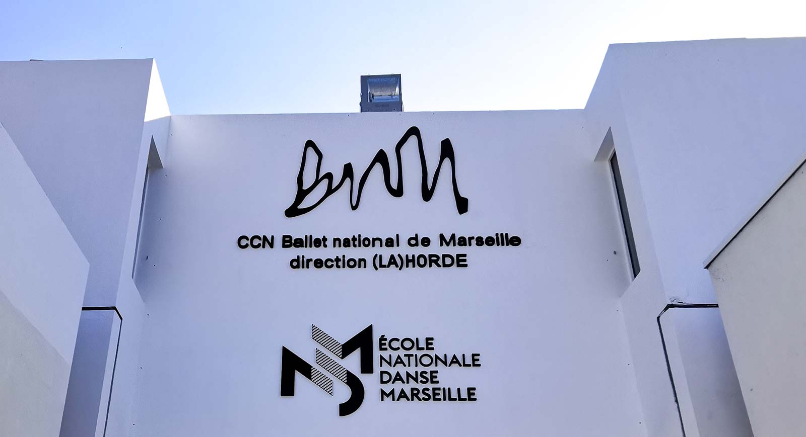 Logos bnm et endm sur mur entrée bâtiment